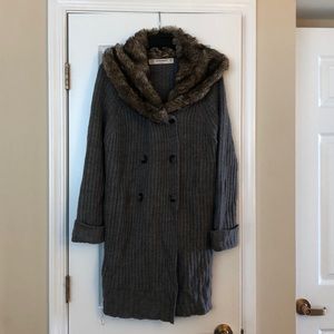 Long gray sweater with faux fur collar